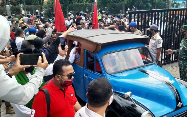 Pasangan bakal calon Wali Kota dan Wakil Wali Kota Tangerang Selatan, Muhamad-Rahayu Saraswati mendatangi kantor KPU Tangerang Selatan, naik oplet. Foto: Dok. Istimewa