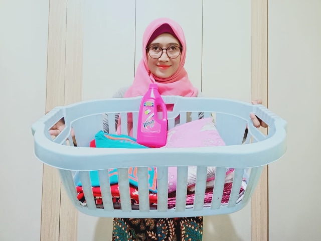 Menghilangkan noda saus pada pakaian dengan vanish