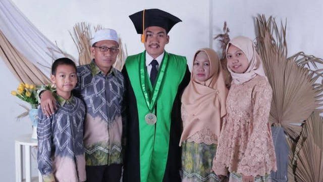 Mahasiswa UIN wisuda daring sembari menjaga Ayah yang terkena stroke di Rumah Sakit. Foto: UIN Antasari
