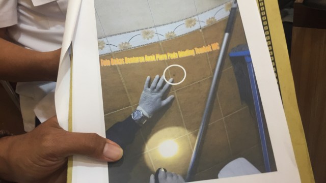 Barang bukti ditunjukkan saat rilis kasus eks Kepala BPN Badung yang bunuh diri di Polda Bali, Jumat (4/9). Foto: Denita Matondang/kumparan