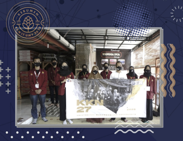 Tim KKN 027 UMY bersama pemilik UMKM Peci Songkok Mangga Dua Group di Kebumen, Jawa Tengah