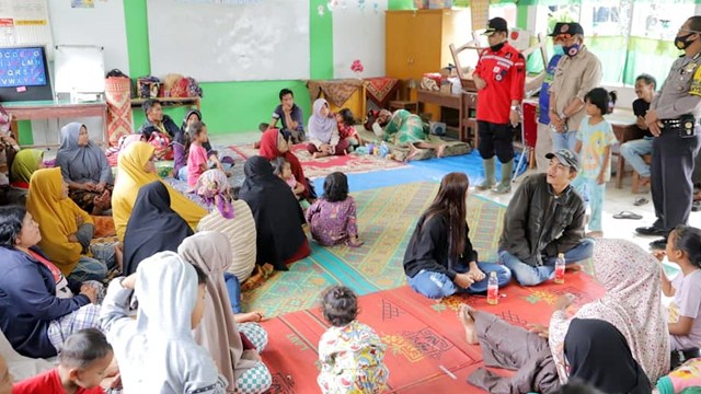 Sejumlah warga Kampung Payo, Kelurahan Tanah Garam, Kota Solok berada di pengungsian (Foto: Dok. BPBD Kota Solok)