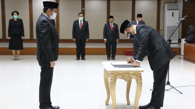 Gubernur Provinsi DKI Jakarta, Anies Baswedan melantik dan memimpin pengambilan sumpah tujuh pejabat pimpinan tinggi pratama di lingkungan Pemprov DKI Jakarta. Foto: PPID Jakarta