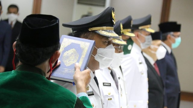 Gubernur Provinsi DKI Jakarta, Anies Baswedan melantik dan memimpin pengambilan sumpah tujuh pejabat pimpinan tinggi pratama di lingkungan Pemprov DKI Jakarta. Foto: PPID Jakarta