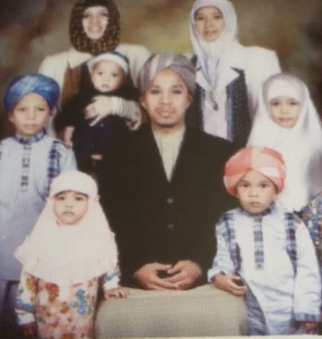 Ayah Atta Halilintar bersama Happy Hariani (jibab putih). Foto: Dok Facebook Ummi Afif Piliang.