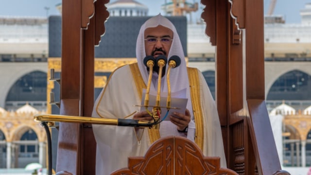 Syeikh Dr Abdul Rahman bin Abdulaziz Al-Sudais menjadi khatib pada salat Jumat di Masjidil Haram pada Jumat (4/9/2020). Masjidil Haram masih ditutup untuk umum karena wabah corona. Foto: Sumber: gph.gov.sa