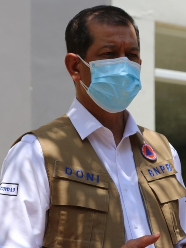 Doni Monardo mengecek kesiapan pembukaan dua tower di RSD Wisma Atlet Kemayoran untuk isolasi pasien corona. Foto: BNPB