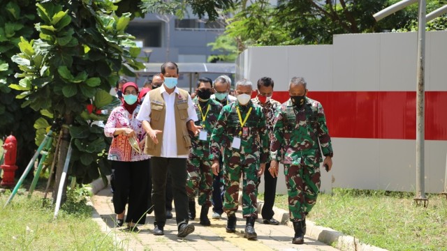 Doni Monardo mengecek kesiapan pembukaan dua tower di RSD Wisma Atlet Kemayoran untuk isolasi pasien corona. Foto: BNPB