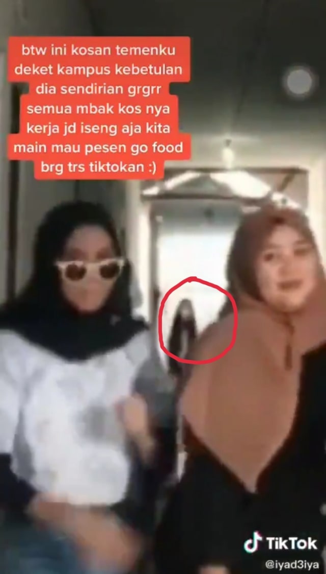 Viral sosok penampakan kuntilanak terekam saat 4 orang wanita di Semarang joge TikTok. (Foto: TikTok/@iyad3iya)