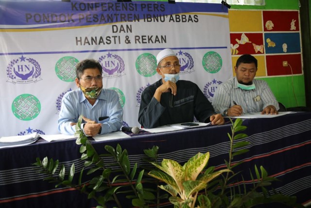 Wijaksana Santosa (tengah), Pimpinan pondok pesantren Ibnu Abbas, Serang, Banten, memberikan keterangan pers mengenai pemberitaan media online maupun para pelajar yang berada di rumah binaan Mesir, Cairo (Rubinsir). Foto: Aditia Noviansyah/kumparan
