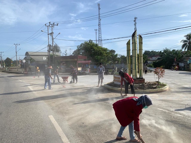 Foto anggota PMM Kelompok 98 bersama Masyarakat lakukan Gotong Royong