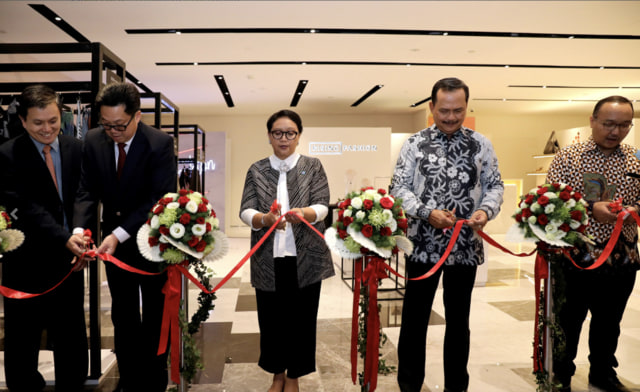 Peresmian RISING Fashion oleh Menteri Luar Negeri RI beserta Duta Besar RI di Singapura, Paragon Shopping Mall, 01 Agustus 2018. Sumber foto: Koleksi Pribadi