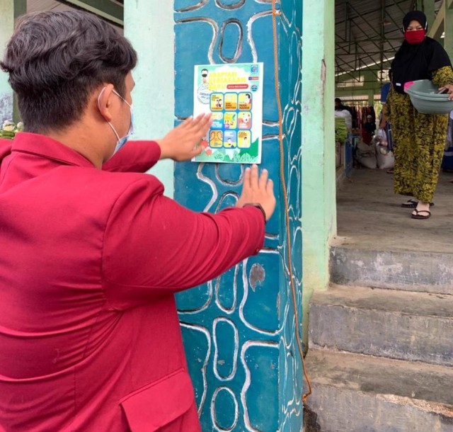 Anggota PMM 98 lakukan Penempelan Poster Adaptasi Kebiasaan Baru selama Pandemi Covid-19