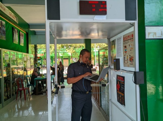 Kreatif, Guru SMP di Ponorogo Bikin Bilik Pendeteksi Suhu Tubuh Otomatis