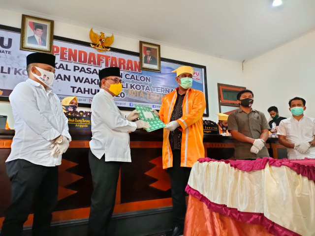 Paslon MHB-Gas saat mendaftar di KPU Ternate. Foto: Rajif Duchlun/cermat
