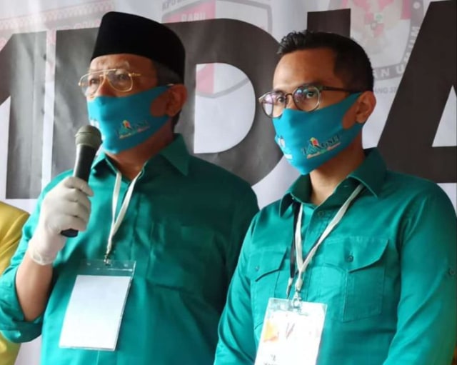 Pasangan Benyamin Davnie dan Pilar Saga Ichsan mendaftar ke KPUD Kota Tangerang Selatan. Foto: Dok. Istimewa