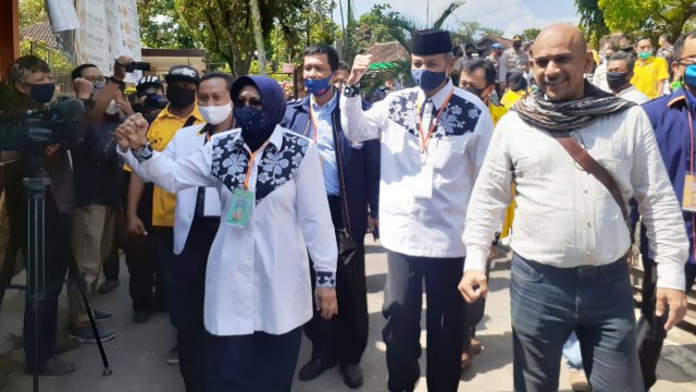 Wakil Bupati Sleman pertahana, Sri Muslimatun maju menjadi bapaslon Bupati Sleman dengan didampingi bapaslon Wakil Bupati Amin Purnama mendaftar ke KPU Sleman. Foto: Arfiansyah Panji Purnandaru/kumparan