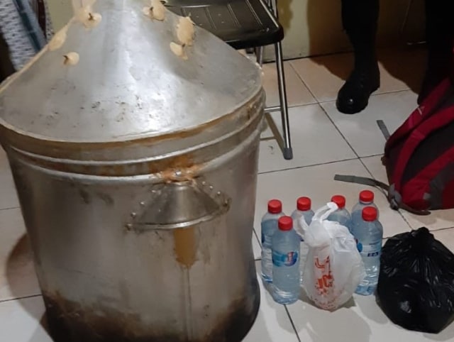 Barang bukti miras Cap Tikus yang didapat dari penggeledahan sebuah rumah kosong di Wamena. (Dok Polda Papua)  