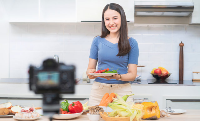Menggali passion di bidang kuliner tak melulu harus bisa masak. Saat ingin mencoba bidang ini, kamu bisa memulainya dengan menilai suatu makanan yang kamu beli. Foto: Shutterstock