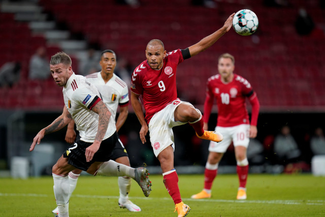 Toby Alderweireld dari Belgia beraksi melawan Martin Braithwaite dari Denmark pada pertandingan sepak bola penyisihan grup UEFA Nations League di Parken Stadium di Kopenhagen, Denmark. Foto: Ritzau Scanpix / Liselotte Sabroe via REUTERS