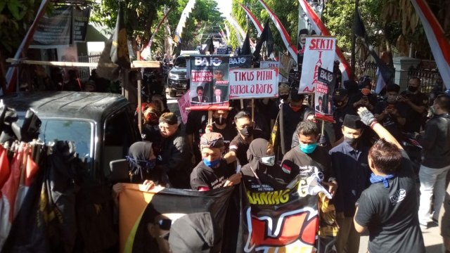 Para pendukung pasangan bakal calon walikota Solo, Bagyo Wahyono dan FX Supardjo (Bajo) menuju KPU Solo, Jawa Tengah, Minggu (6/9). Foto: kumparan