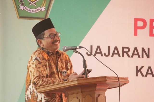 Wakil Menteri Agama, Zainut Tauhid Sa'adi memberikan pembinaan kepada ratusan aparatur sipil negara (ASN), di halaman Madrasah Aliyah Negeri (MAN) Temanggung, Sabtu (5/9/2020) petang. Foto: ari/Tugu Jogja