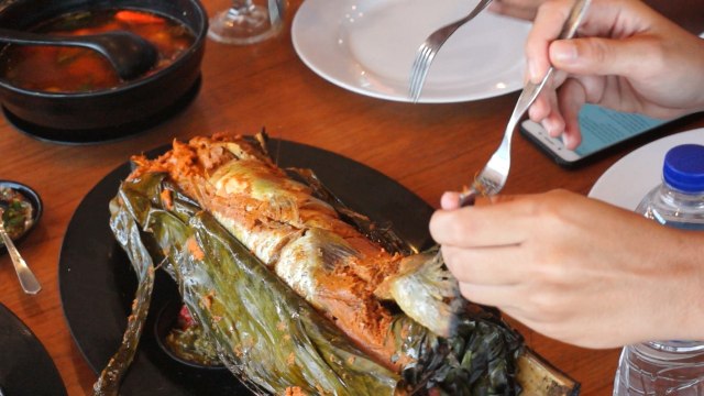 Patin Bakar Dalam Bambu di Karimata Cabang Lampung | Foto: Dimas Prasetyo/Lampung Geh