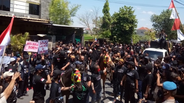 Rombongan bakal paslon Walikota Solo, Bagyo Wahyono dan FX Supardjo (Bajo) di KPU Solo, Jawa Tengah, Minggu (6/9). Foto: Dok. Istimewa