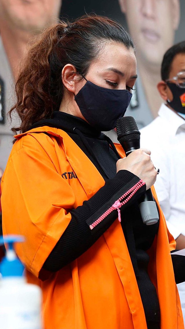 Penyanyi Reza Artamevia saat dihadirkan pada rilis terkait keterlibatan pemakaian dan penyalahgunaan di Polda Metro Jaya, Jakarta, Minggu (6/9/2020). Foto: Ronny
