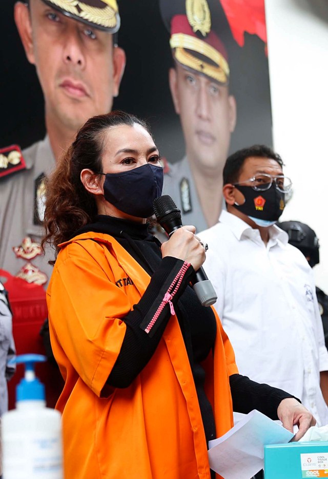 Penyanyi Reza Artamevia saat dihadirkan pada rilis terkait keterlibatan pemakaian dan penyalahgunaan di Polda Metro Jaya, Jakarta, Minggu (6/9/2020). Foto: Ronny