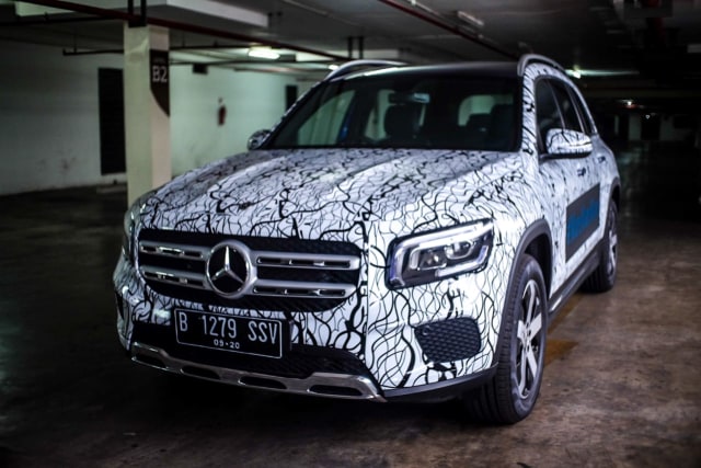 Mobil kamuflase yang diduga Mercedes-Benz GLB 200 Foto: Bangkit Jaya Putra/kumparan