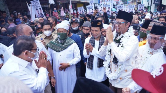 Fadli Zon, bersama Ustaz Abdul Somad, dan Ustaz Tengku Zulkarnain mengantarkan Calon Wali Kota dan Wakil Wali Kota Bukittinggi, Erman Safar dan Marfendi mendaftar ke KPU Bukittinggi. Foto: Twitter/@fadlizon