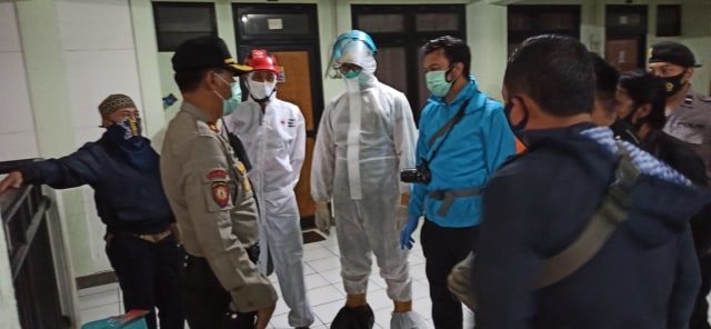Proses evakuasi jenazah oleh petugas Polsek Kedungkandang, di Rusunawa Buring II, pada Sabtu malam (5/9/2020). Foto: Istimewa