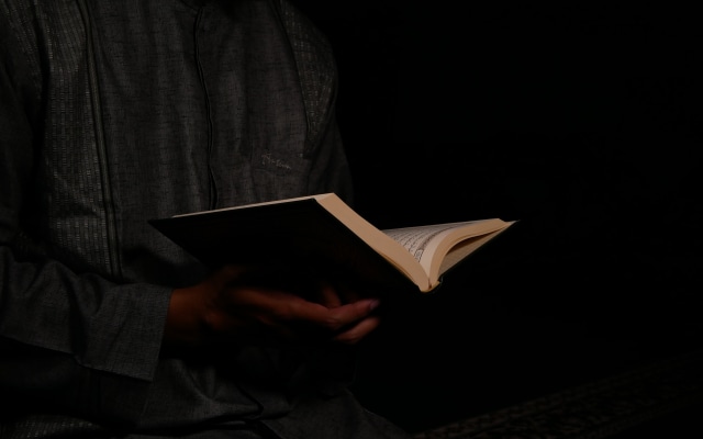 Ilustrasi membaca Al-Quran. Foto: Unsplash.com/masjidmpd
