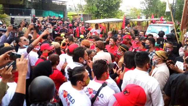 Massa pendukung calon Wali Kota Solo Gibran Rakamubing Raka saat mengantar  daftar ke KPUD Solo, Jawa Tengah, Minggu (6/9). Foto: kumparan