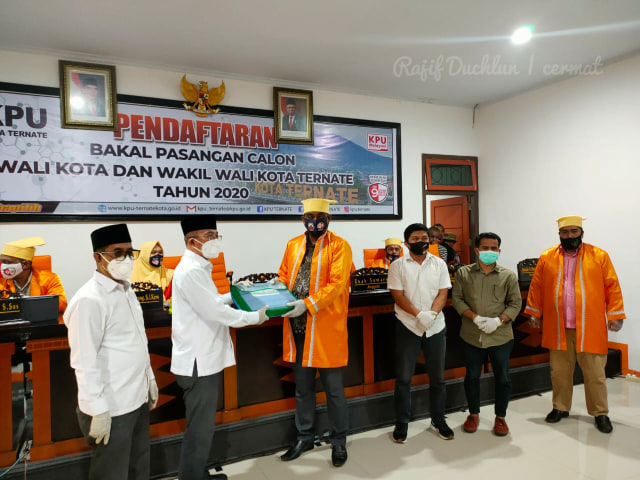 TULUS saat menyerahkan berkas syarat pencalonan kepada KPU Kota Ternate. Foto: Rajif Duchlun/cermat