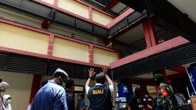 GUBERNUR Riau, Syamsuar, saat menyapa pasien positif COVID-19 dengan gejala ringan dan Orang Tanpa Gejala di Rusunawa Rejosari, Tenayan Raya, Pekanbaru, Minggu (6/9/2020).