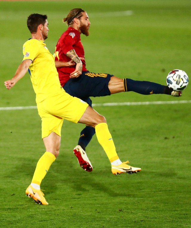 Pemain timnas Spanyol Sergio Ramos berebut bola dengan pemain timnas Ukraina Roman Yaremchuk pada pertandingan UEFA Nations League di Estadio Alfredo Di Stefano, Madrid, Spanyol. Foto:  Sergio Perez/REUTERS