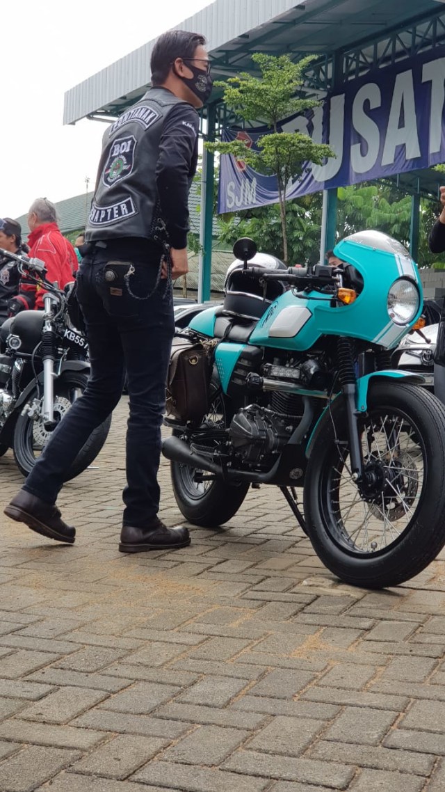 Seorang pengendara Benelli bersiap mengikuti touring ke Singkawang. Foto: Leo Prima/Hi!Pontianak