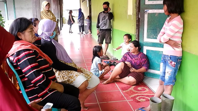 Warga korban banjir di Desa Sungai Purun Kecil, Kalbar, mengungsi ke sekolah. Foto: M Zain/Hi!Pontianak