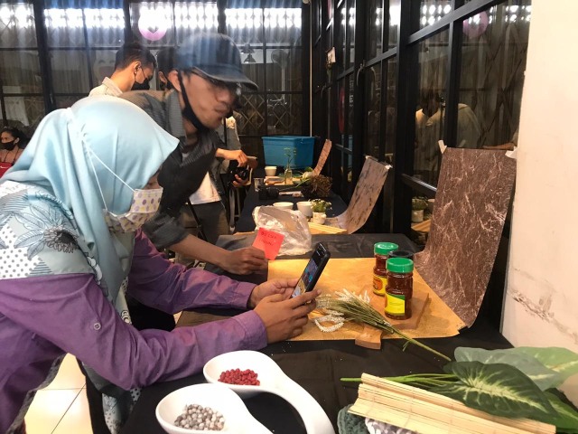 Peserta saat mengikuti sesi foto produk di aesthetic corner Ngalup.co. Foto: Ulul Azmy