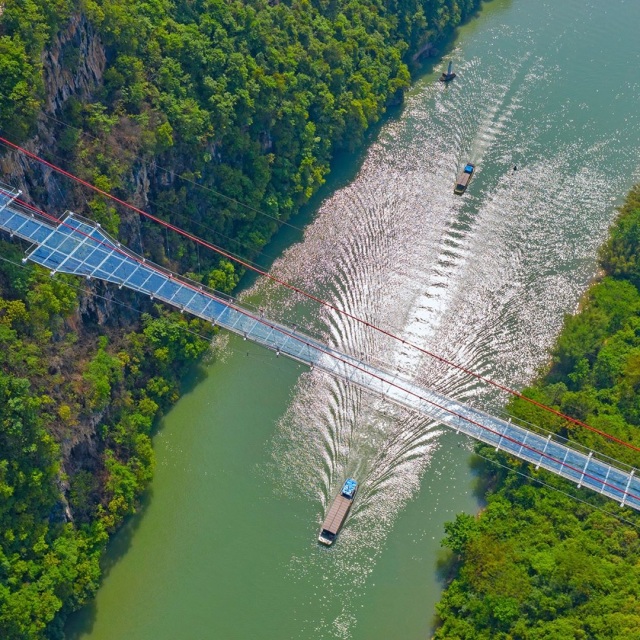 Jembatan Kaca yang terbentang di atas Sungai Lianjiang di Qingyuan ini jadi jembatan terpanjang di dunia  Foto: Instagram: Dezeen