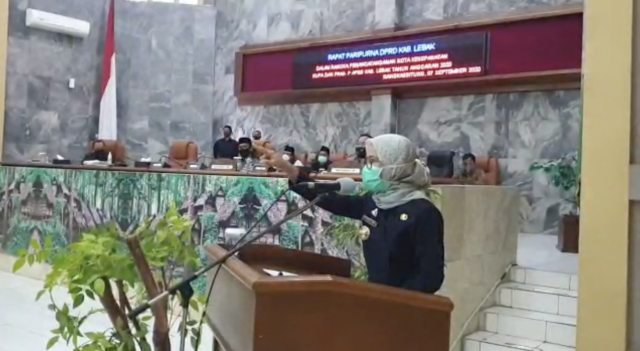Bupati Lebak Iti Octavia Jayabaya ngamuk di paripurna DPRD karena dituding tak berikan pengawalan terhadap jasad Ketua DPRD Lebak  yang meninggal di Tangsel. Foto: kumparan