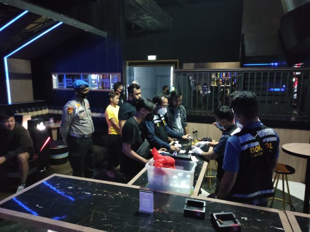 POLISI saat mengecek apakah benar mereka dapatkan berserakan di lantai bubuk ekstasi.