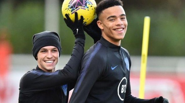 Phil Foden dan Mason Greenwood. Foto: Getty Images