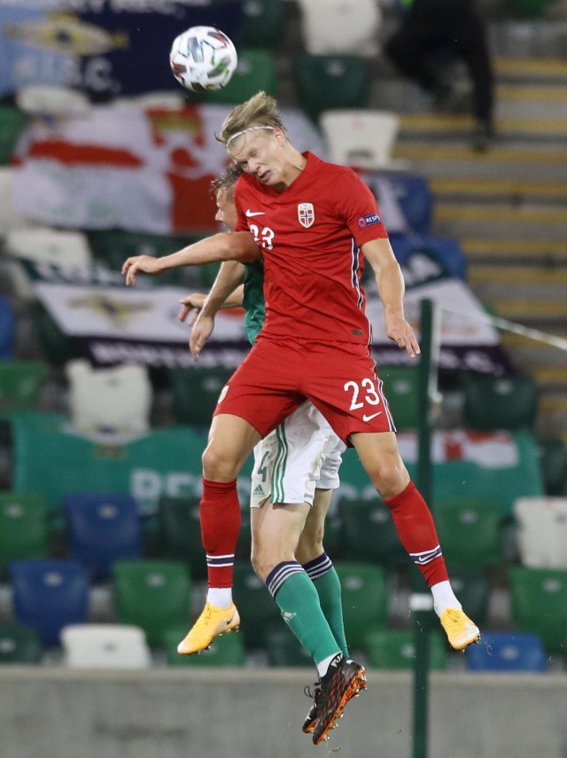Pemian timnas Norwegia Erling Haaland berebut bola dengan pemain timnas Irlandia Utara pada pertandingan UEFA Nations League di Windsor Park, Belfast, Irlandia Utara. Foto: Lorraine O 'Sullivan/REUTERS