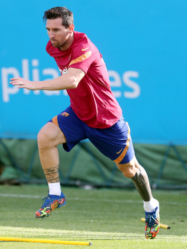 Pemain FC Barcelona Lionel Messi saat mengikuti latihan di Ciutat Esportiva Joan Gamper, Barcelona, Spanyol. Foto: FC Barcelona/via REUTERS
