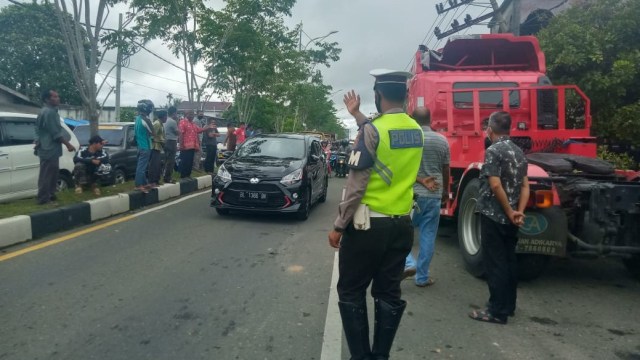 Polisi mengatur lalulintas di sekitar lokasi kejadian. Foto: Siti Aisyah/acehkini