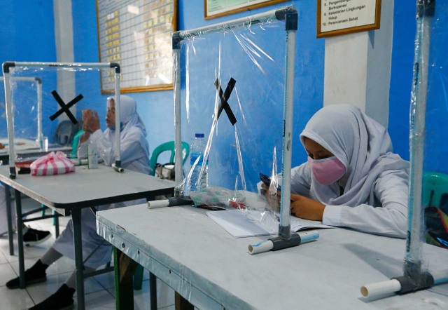 Siswa belajar secara daring dengan akses internet gratis dari Pemprov DKI Jakarta di Kantor RW 02 Kampung Internet, Galur, Jakarta. Foto: Ajeng Dinar Ulfiana/Reuters