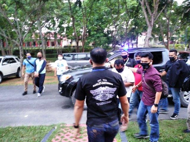 Salah satu tersangka trafficking terhadap dua ABK WNI saat tiba di Mapolda Kepri. (Foto: Yude/batamnews)